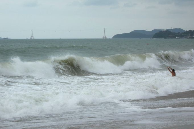 Волны на городском пляже Нячанга в декабре