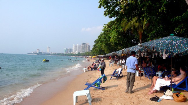 Пляж Паттайи привлекает туристов своей неординарностью и невероятной красотой