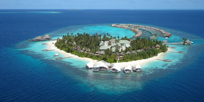 Название «Мальдивы» походит от индусских слов «mahal» (дворец) и «diva» (остров). Мальдивские острова широко известны своими курортами