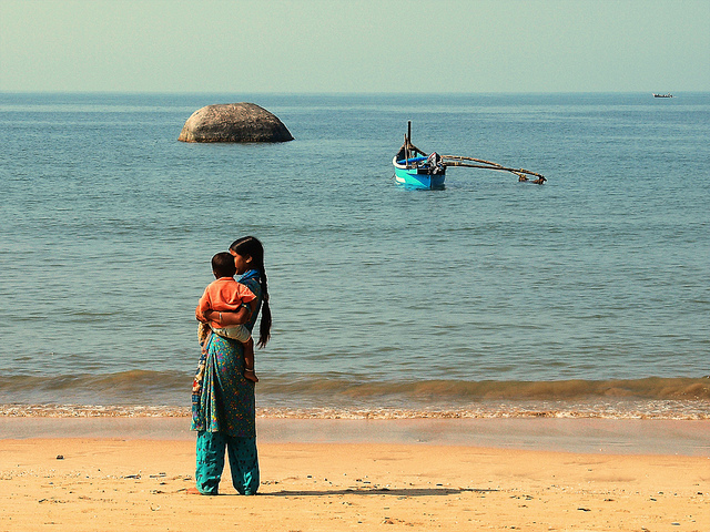 Индианка с ребёнком на пляже Палолем