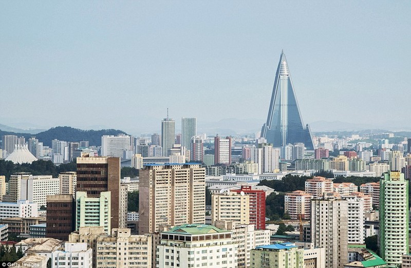 Пирамида до сих пор возвышается над городом tripadvisor, отели, северная корея