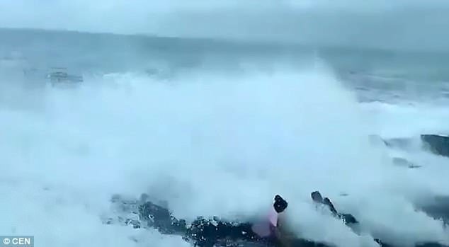 Большая волна накрывает камни, на которых только что сидели три человека ynews, Индия туристы, видео, волна, индия гоа, инцидент, несчастный случай, смыло
