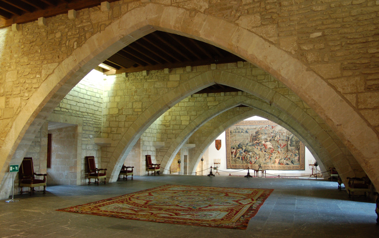 Внутри дворца Альмудайна