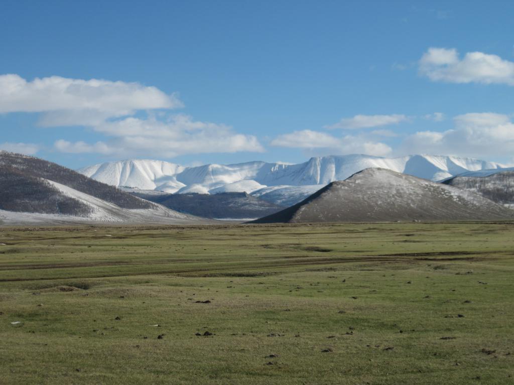 Снежные вершины Монгольского Алтая