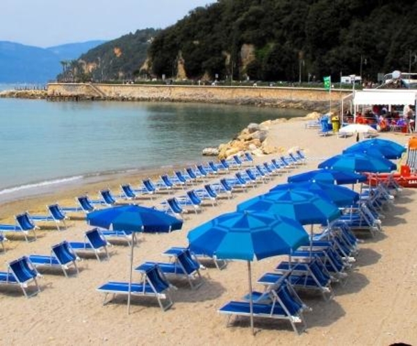 http://italia-ru.com/files/sdraio-ombrellone-venere-azzurra-lerici.jpg