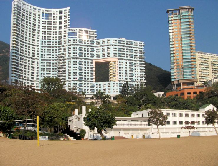 Дом "с дырой" на пляже репалс бей в Гонконге