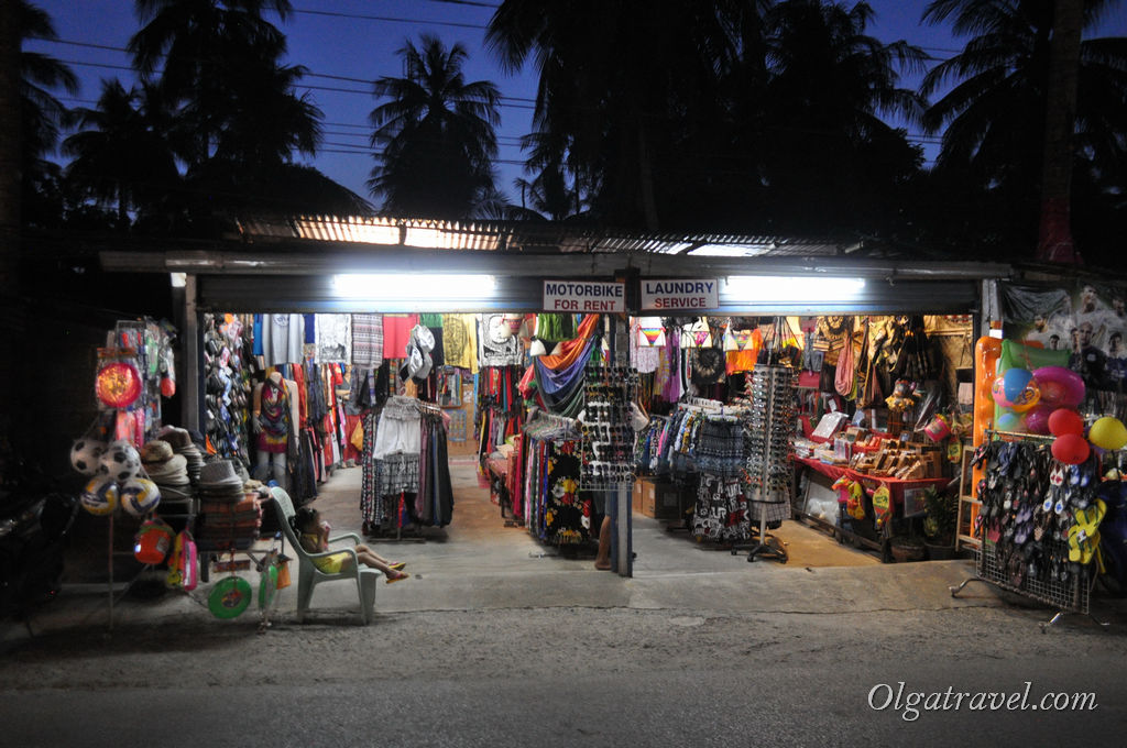 Мелких магазинчиков с сувенирами и пляжной одеждой на Ко Чанге много :)
