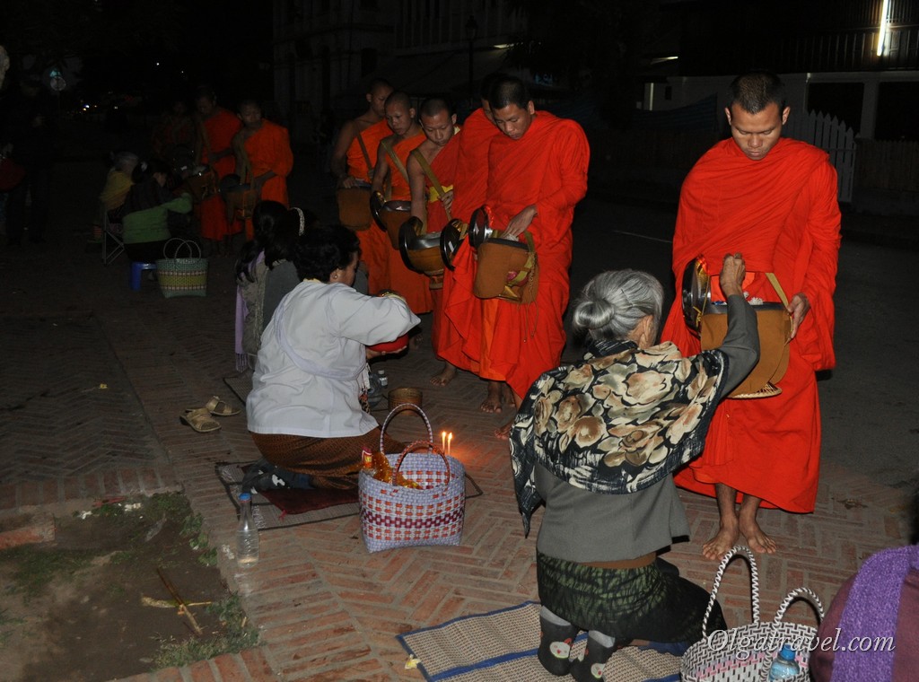 кормление монахов Луанг Прабанг