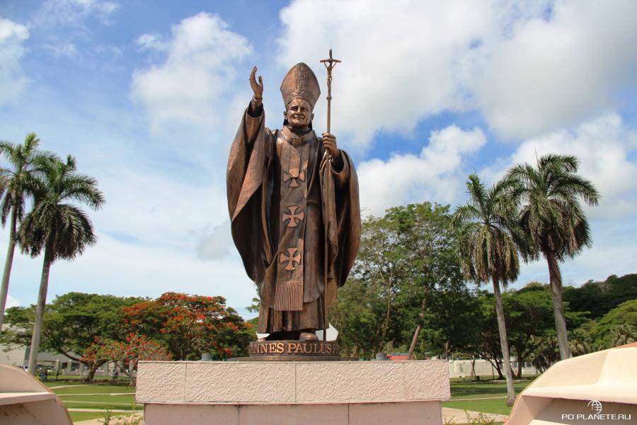 Памятник Папе Римскому Иоанну Павлу II в Хагатне (Гуам)