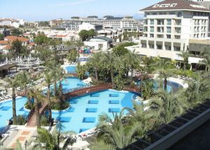 Sunis Вид на бассейн и корпус Kumkoy Beach Resort Hotel
