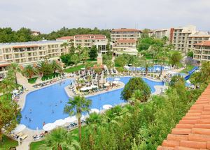 Вид на бассейн отеля Barut Hemera