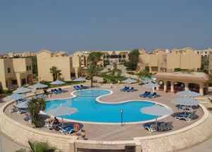 Вид со стороны бассейна на отель Hilton Hurghada Resort 5 звезд в Египте