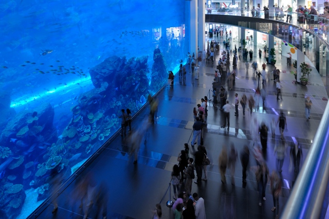 Гигантский аквариум в Dubai Mall 