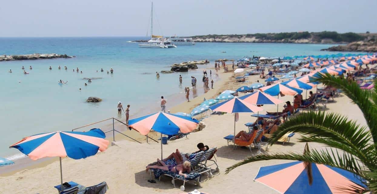 Пляж в начале июня на Кипре