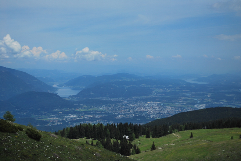 вид на долину озер с вершины австрийских Альп 