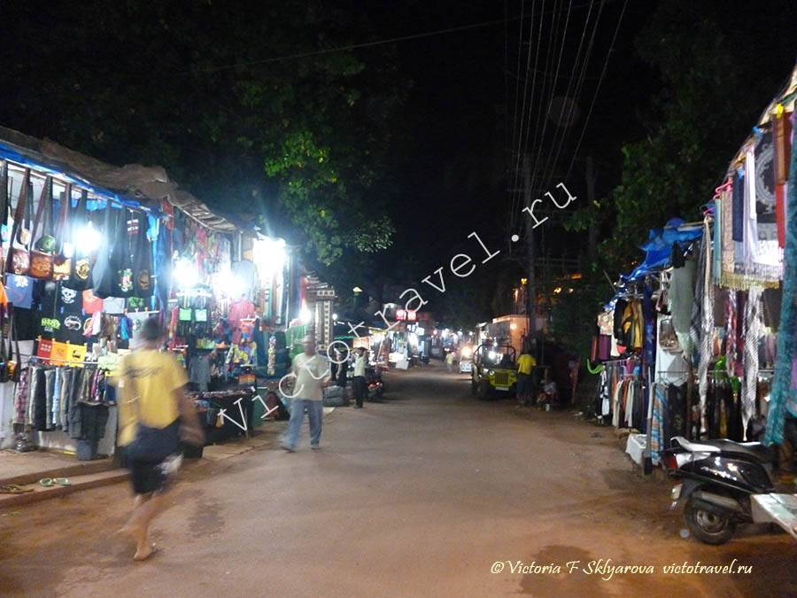 вечер, улица, торговля в Арамболь, Гоа, Индия