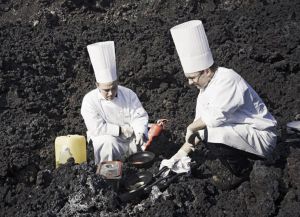 Иногда еду в Исландии, готовят на вулканах