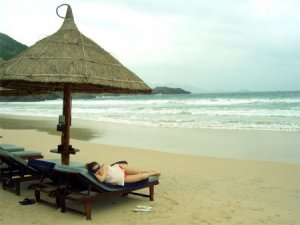 Отдых в Нячанге - пляж, море и солнце за облаками, Вьетнам