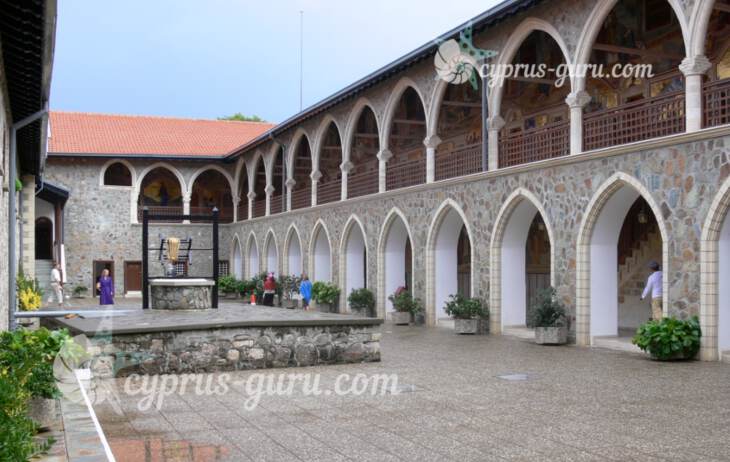внутренний двор монастыря Киккос