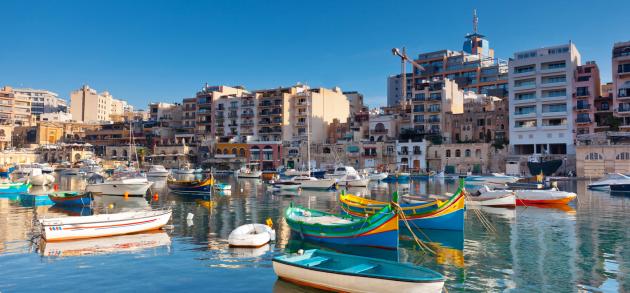 В июле в Мальте очень тепло, вода прогревается до комфортных для купания температур, так что осмотр достопримечательностей можно вполне совмещать с пляжным отдыхом