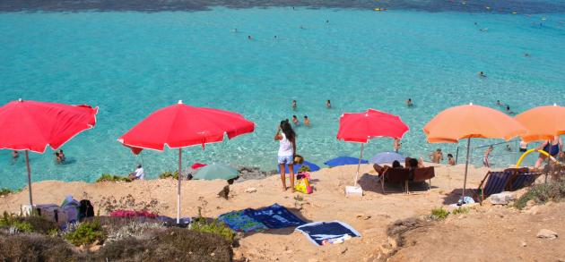 В июле на Мальте - высокий туристический сезон, вода в Средиземном море становится очень тёплой, на пляжах много отдыхающих