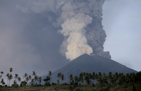 Извержение вулкана Агунг, 27 ноября 2017.