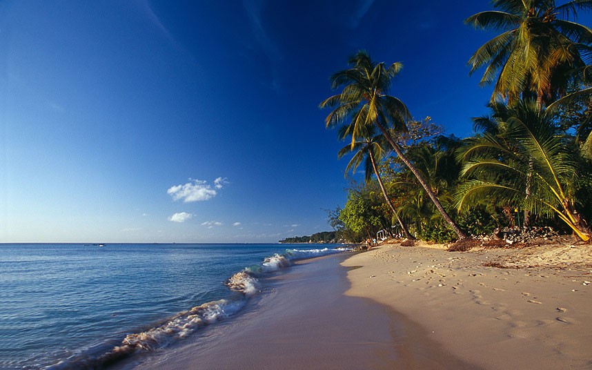 8. Маллинс Бич на Барбадос пользуется популярностью как среди туристов, так и среди местных жителей. Мелкий песок, водные виды спорта, лежаки, отличный ром, мороженное и холодное пиво. Вот, что ждет вас на этом пляже.