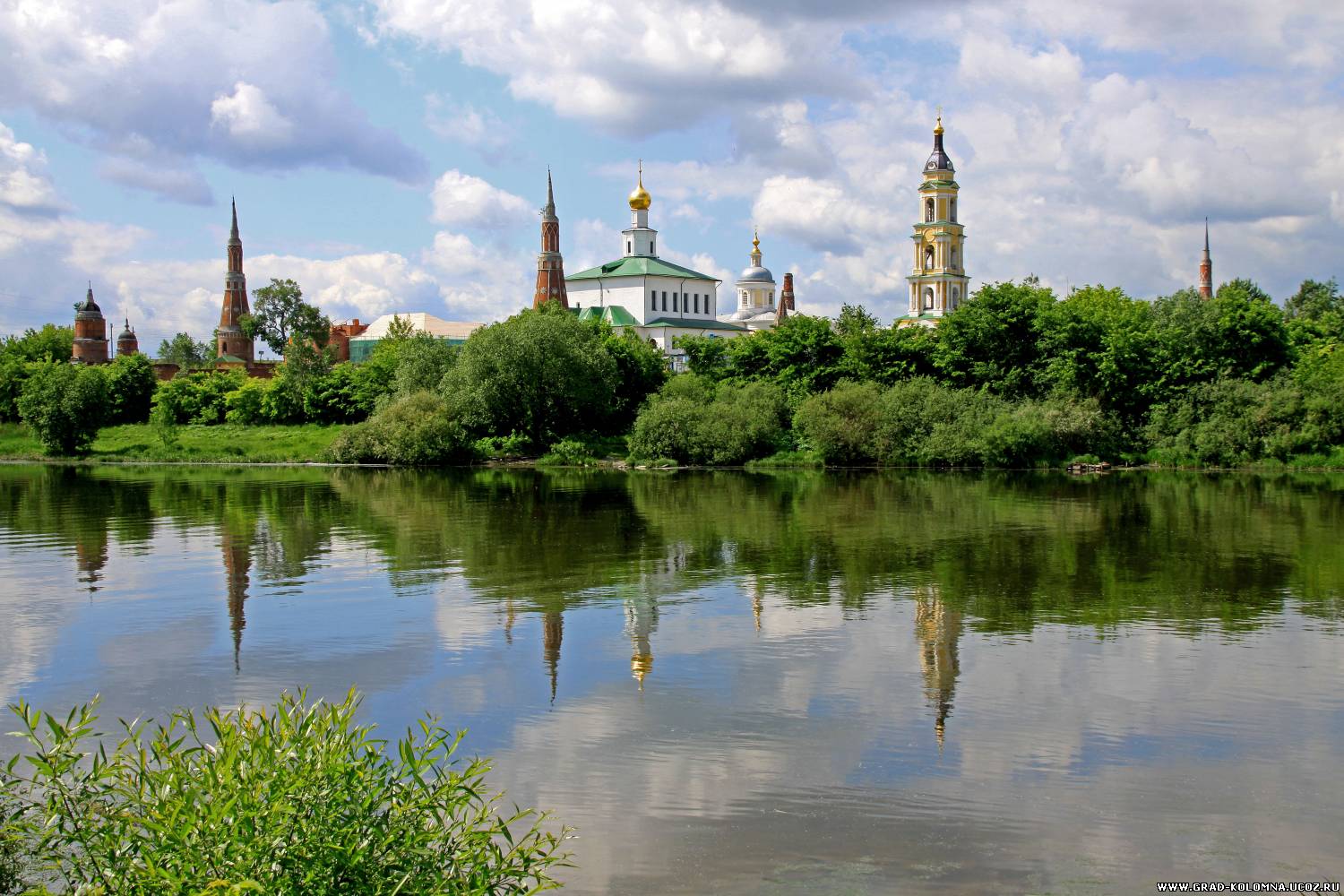 Ока москва. Старо-Голутвин монастырь Коломна. Богоявленский Старо-Голутвин монастырь. Голутвин монастырь в Коломне. Старо-Голутвин монастырь река.