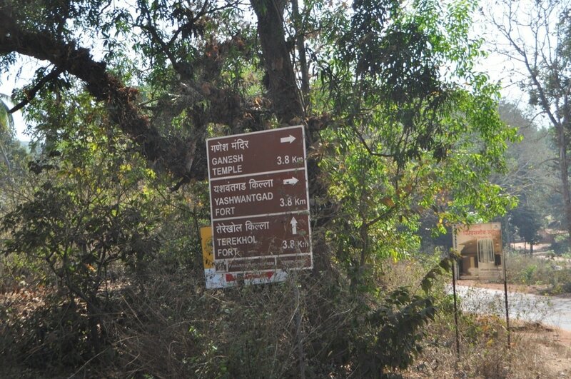 Дорожный указатель на Yashwantgad Fort