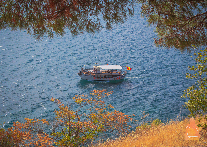 Лодка с туристами на Охриде