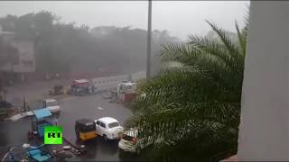 Мощный ураган обрушился на Индию, идёт эвакуация населения