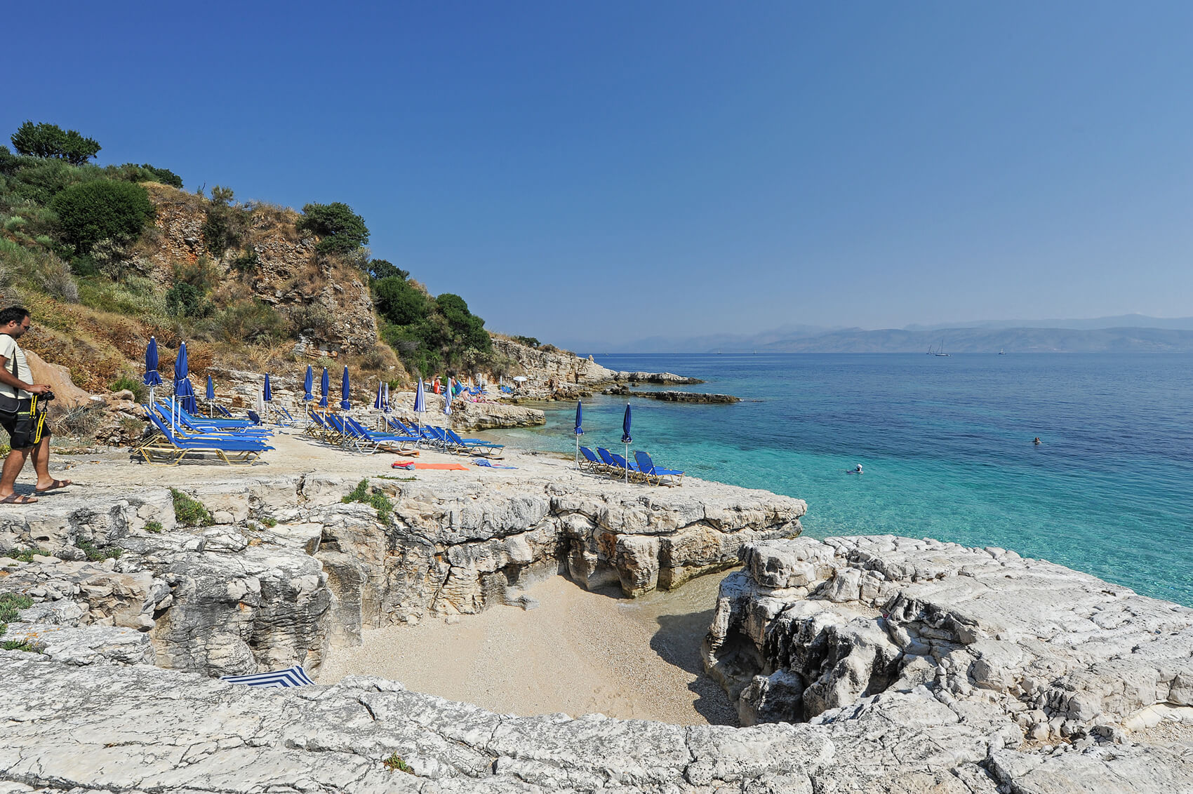 Пляж Bataria - лазурная вода контрастирует с белыми камнями