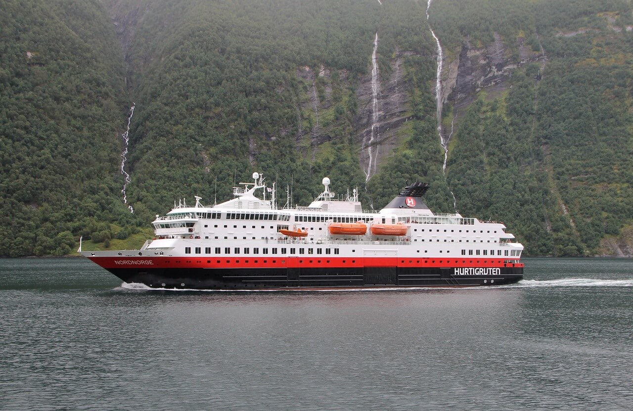 Путешествие по фьорду из порта Олесунна паромом Hurtigruten