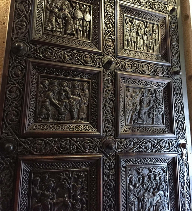 Деревянные двери в храм Святого Домна
