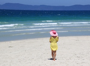 девушка на песочном пляже и море
