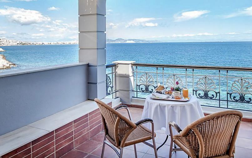 Отель Корал рядом с морем в Афинах