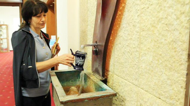 Миф 2. Питьевой курс термальной минеральной воды можно проходить не у источников, а в санатории.