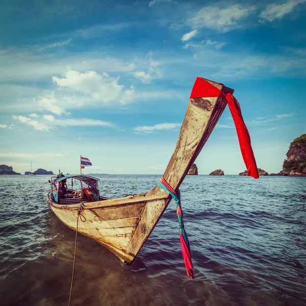 Длинный хвост лодки на пляже, Таиланд — стоковое фото