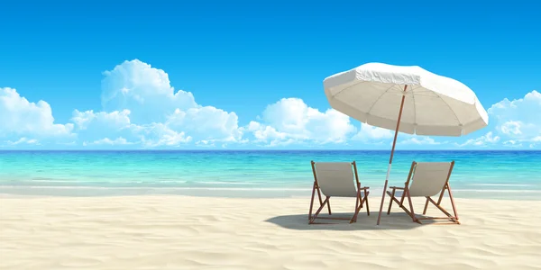 Шезлонги и зонты на пляже — стоковое фото