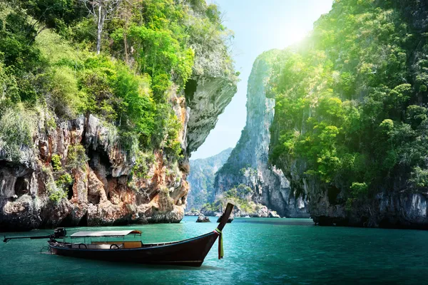Длинные лодки и камни на Рейли в Краби, Таиланд — стоковое фото