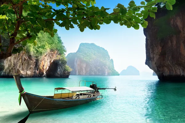 Лодка на небольшом острове в Таиланде — стоковое фото
