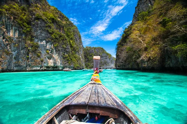 Деревянные лодки на Пхи-Пхи, Таиланд — стоковое фото