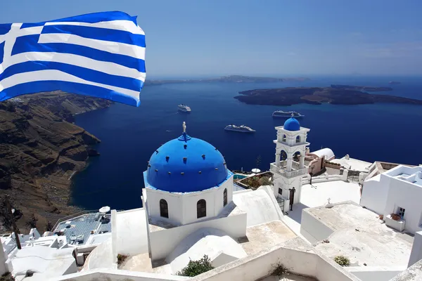 С флагом Греции, столицы Фиры Санторини — стоковое фото