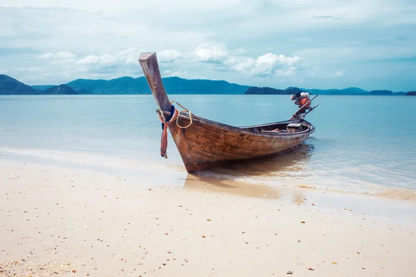 Длинные лодки и тропический пляж, Таиланд — стоковое фото
