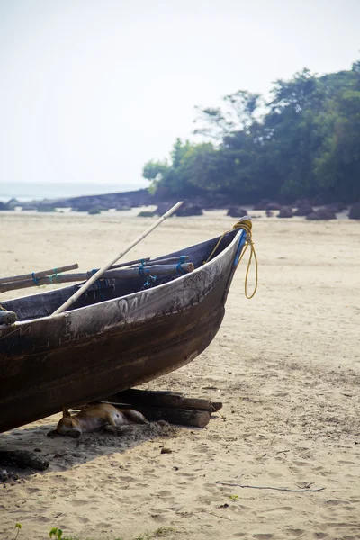 Старая лодка в Агонда — стоковое фото
