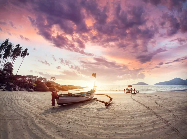 Красивый закат на пляже Гоа — стоковое фото