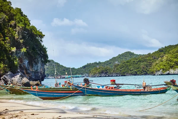 Лодки на тропическом пляже, Таиланд — стоковое фото