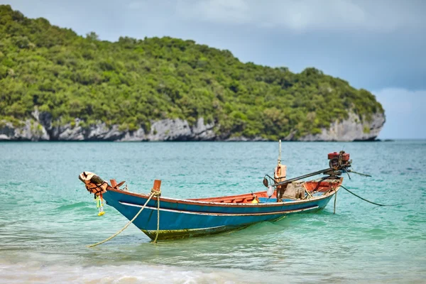 Лодка на тропическом пляже, Таиланд — стоковое фото