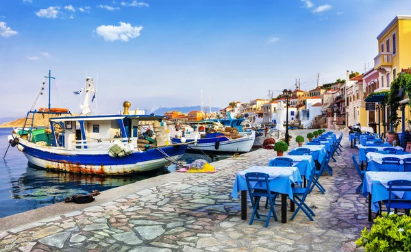 Традиционная серия Греции - Чалки остров с старой лодки и таверна — стоковое фото