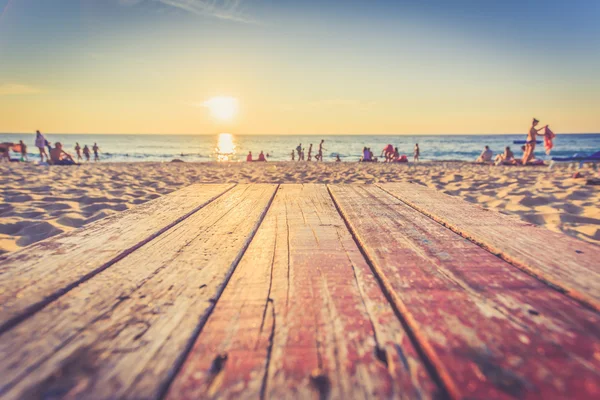 Деревянный стол на пляж заката. — стоковое фото